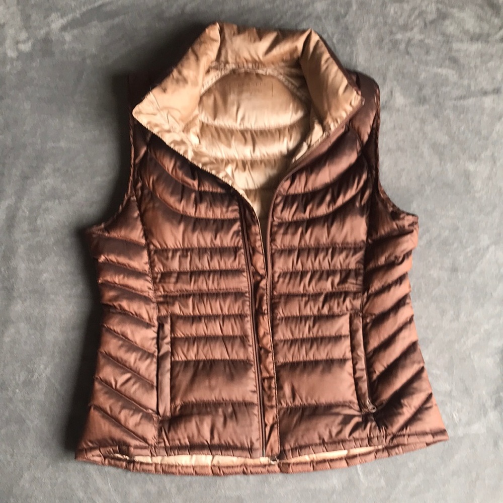 Bernardo Goose Light Down Vest. Brown/tan
